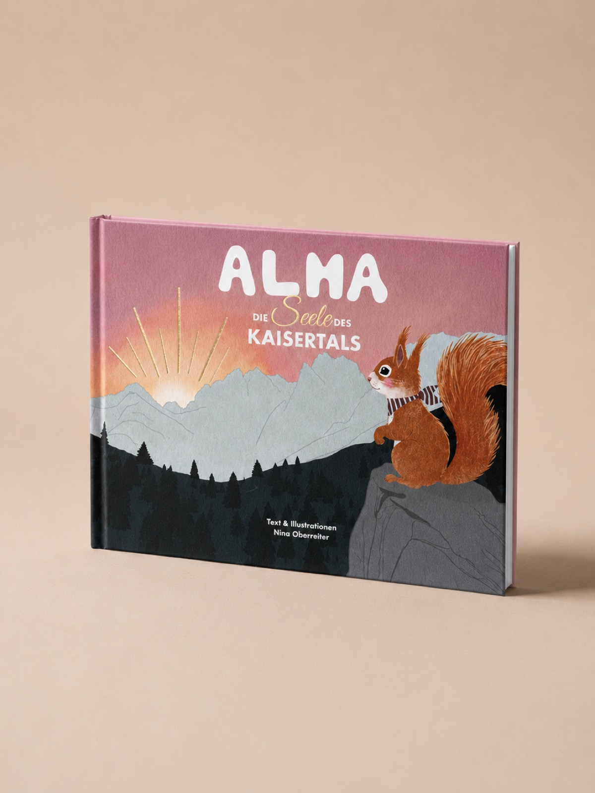 ALMA Buch als hochwertiges Studio-Mockup auf warmem Hintergrund