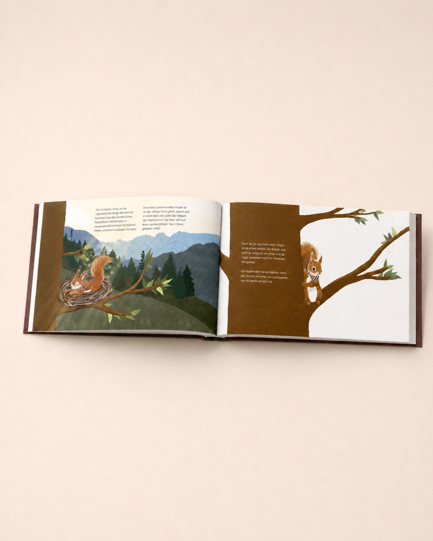 Offenes ALMA Buch mit Alma am Baum