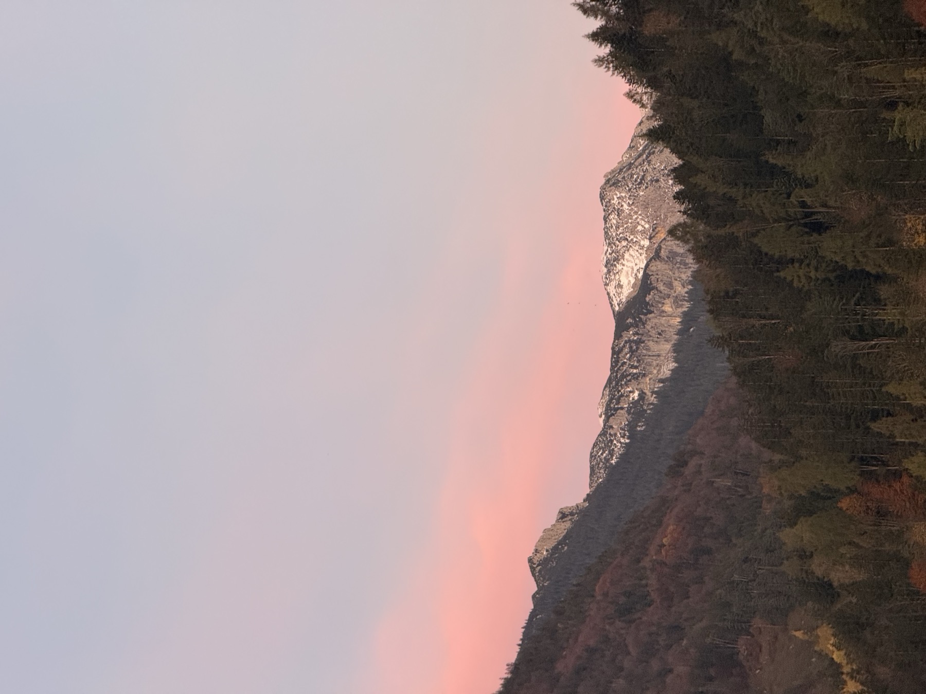 Kaisertal mit Bergen und rosa Abendhimmel