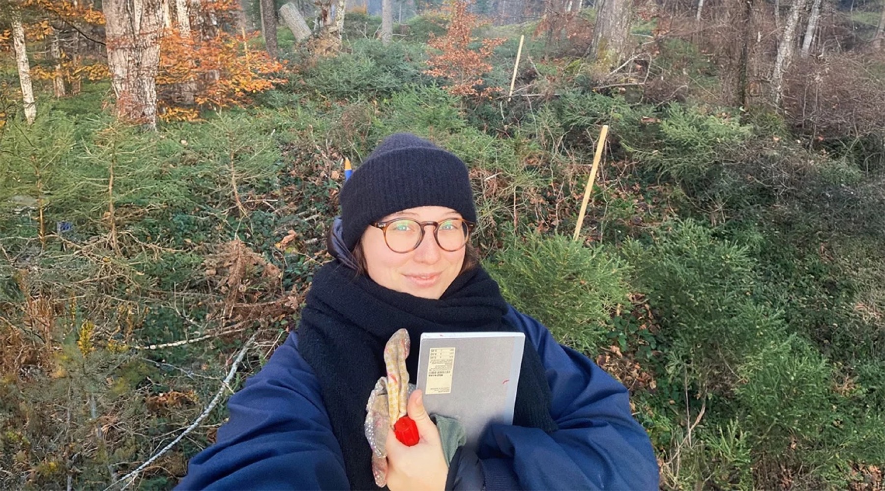 Nina Oberreiter bei der Waldrecherche in Kufstein