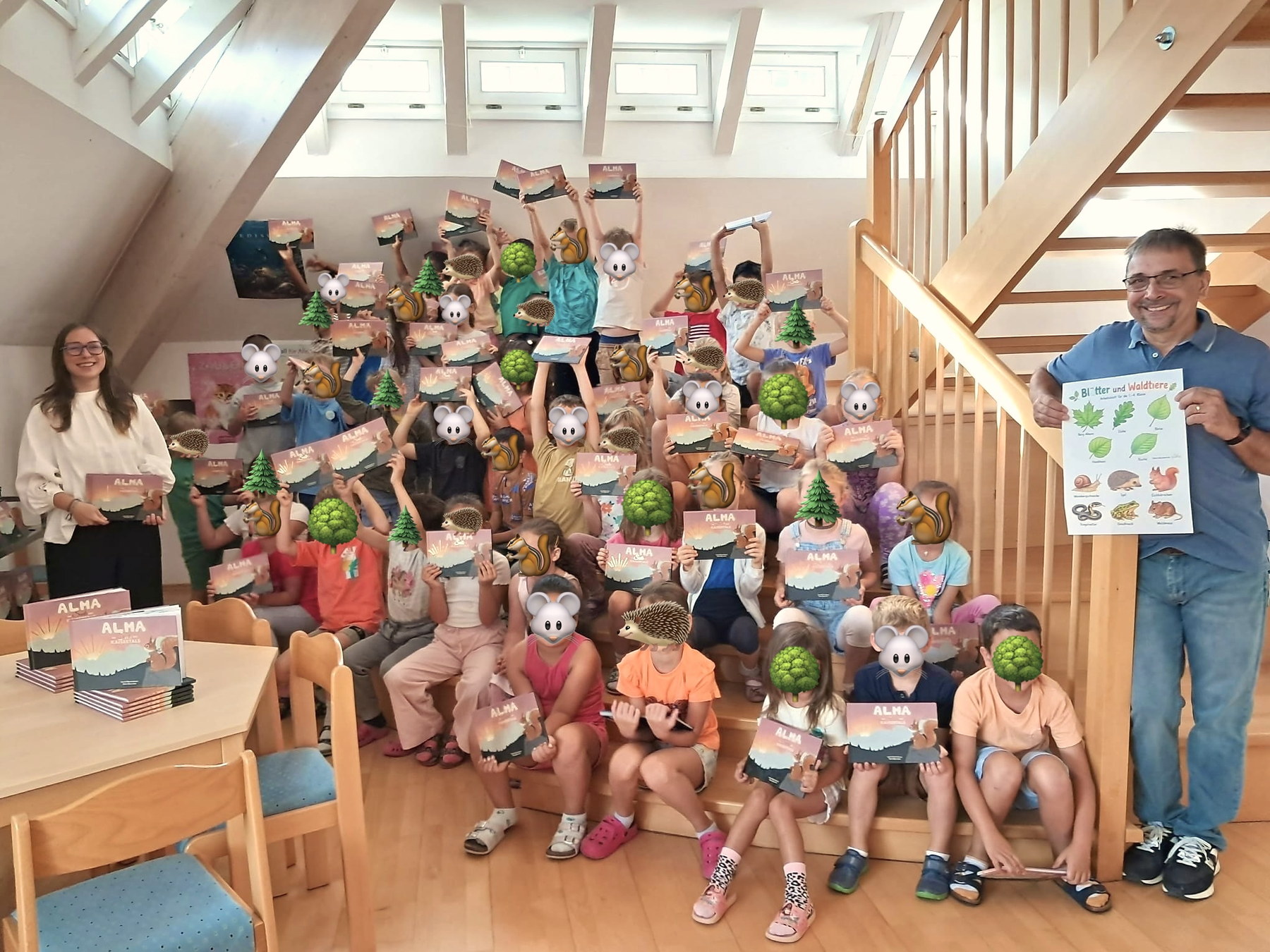 Kinder der VS Stadt mit ALMA Büchern beim Abschluss des Naturprojekts